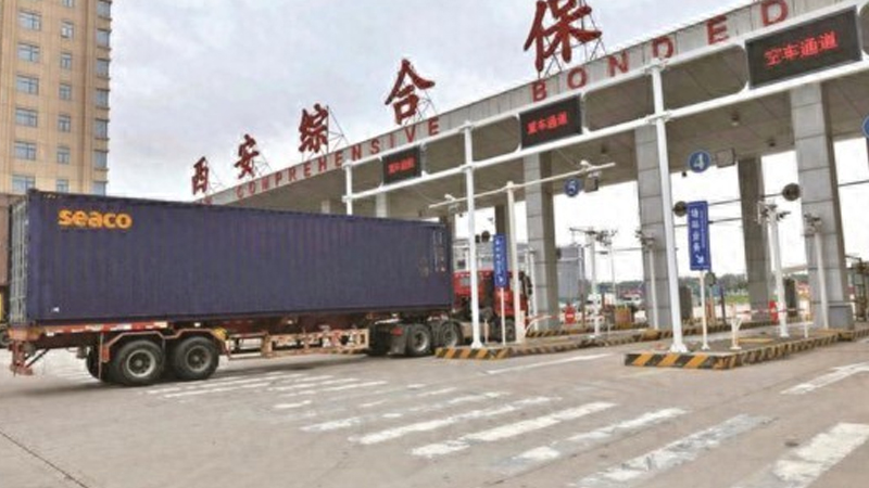 西安车站海关监管科对进入西安综合保税区的货物进行监管